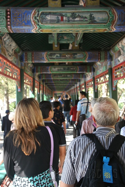 SP10.jpg - This is the longest covered walkway in the world.  It has 14,000 paintings in it!